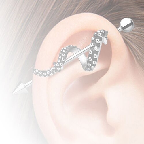 Ασημί industrial piercing με σχέδιο φίδι φορεμένο στο επάνω μέρος του αυτιού