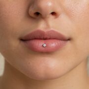 Ashley piercing με ένα μικρό διάφανο στρας στο κέντρο του ροζ κάτω χείλους