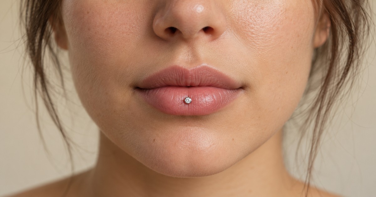 Ashley piercing με ένα μικρό διάφανο στρας στο κέντρο του ροζ κάτω χείλους
