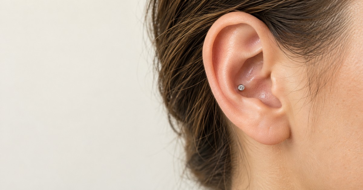 Conch piercing με μικρό διάφανο στρας στην κεντρική κοιλότητα του χόνδρου του αυτιού