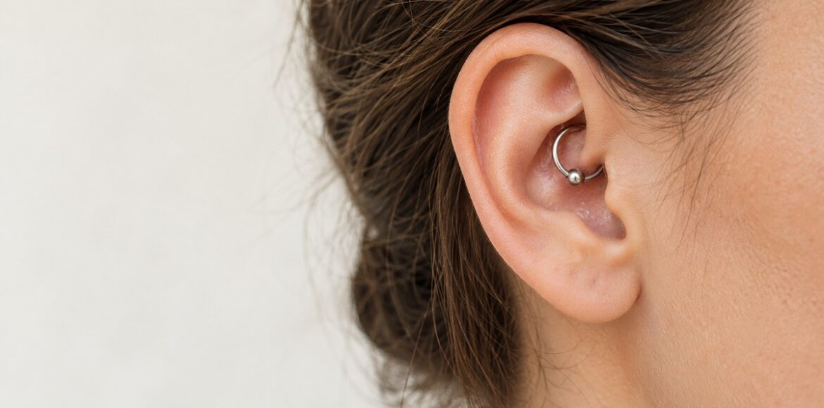 Ενδεικτική απεικόνιση daith piercing με ασημί κρίκο και μπίλια στην εσωτερική πτυχή πάνω από τον ακουστικό πόρο