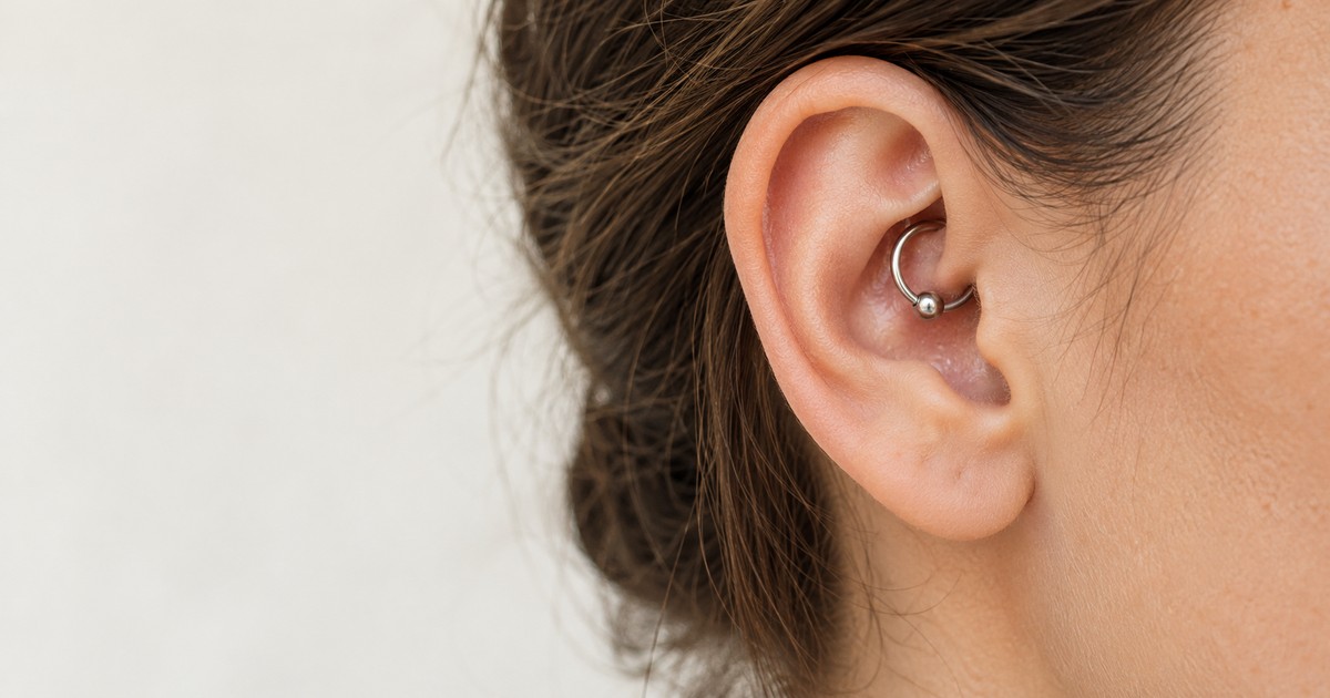 Ενδεικτική απεικόνιση daith piercing με ασημί κρίκο και μπίλια στην εσωτερική πτυχή πάνω από τον ακουστικό πόρο