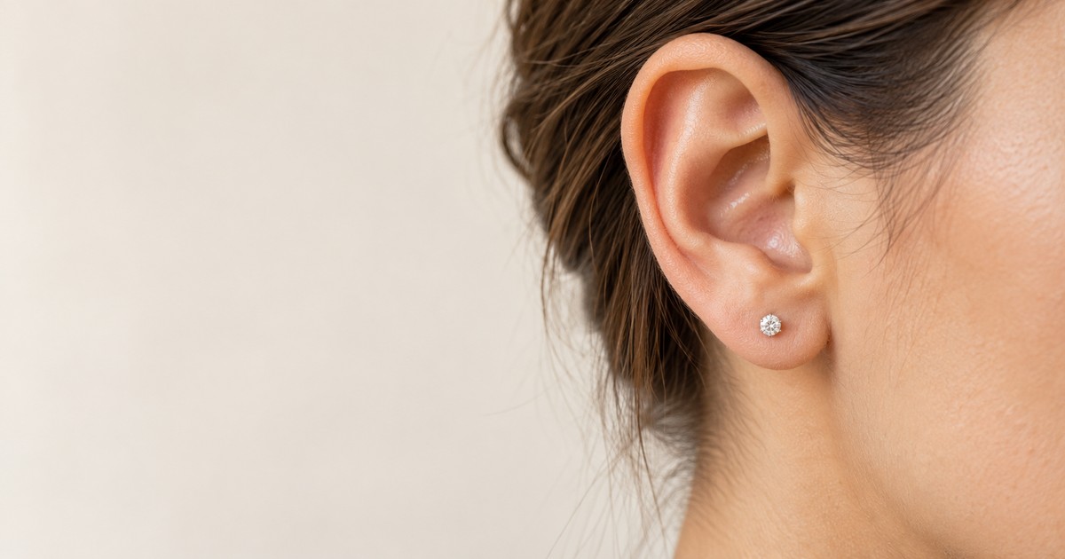 Earlobe piercing με μικρό διάφανο στρας στο κέντρο του μαλακού λοβού του αυτιού