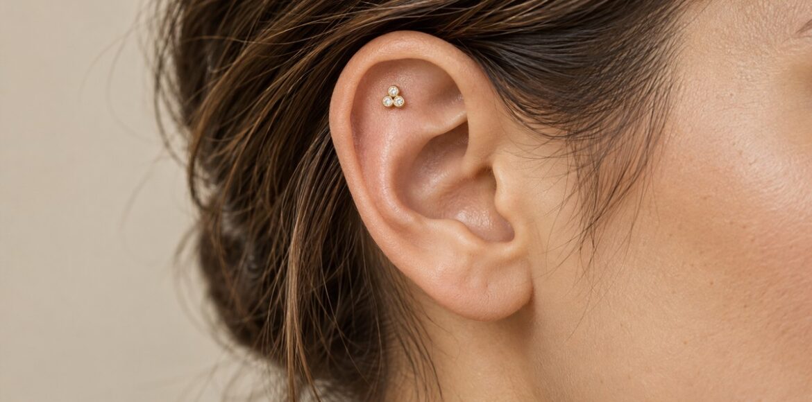Flat piercing με μικρό χρυσό διακοσμητικό στον επίπεδο επάνω χόνδρο του αυτιού