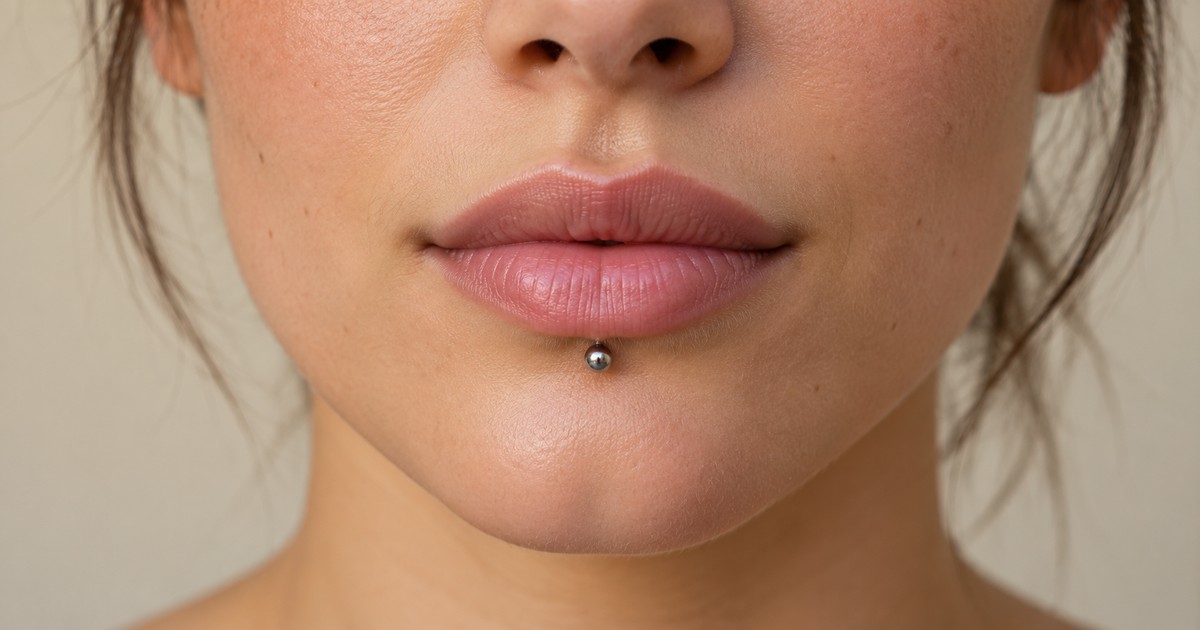 Κλασικό lip labret piercing με μικρή ασημί μπίλια στο δέρμα κάτω από το κάτω χείλος