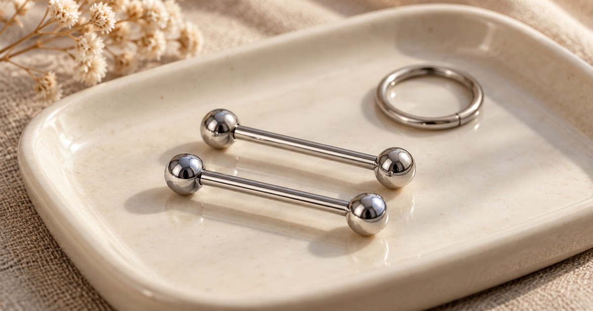 Ευθείες ασημί μπάρες και κρίκος για nipple piercing σε κεραμικό δίσκο