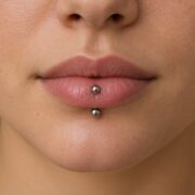 Vertical labret piercing με δύο ασημί μπίλιες, μία πάνω στο κάτω χείλος και μία ακριβώς από κάτω
