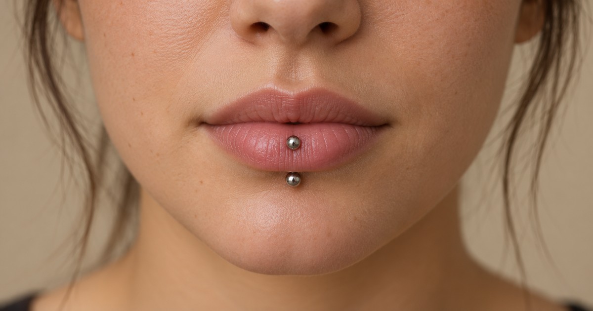 Vertical labret piercing με δύο ασημί μπίλιες, μία πάνω στο κάτω χείλος και μία ακριβώς από κάτω